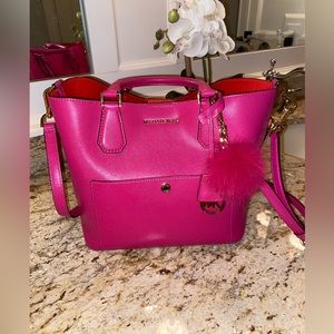 MICHAEL KORS DESIGNER HANDBAG WITH MATCHING POMPOM BALL